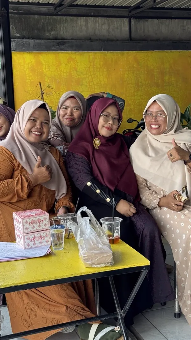 Ibu-ibu berpose di meja kuning Jaikopi