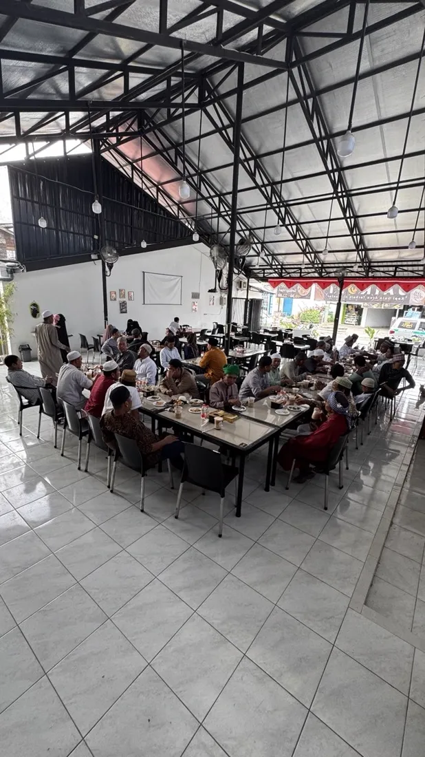 Meja panjang penuh jamaah untuk buka bersama di Jaikopi