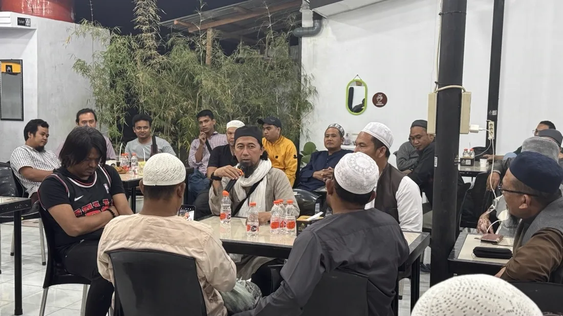 Seorang ustaz berbicara dengan mic di depan jamaah di Jaikopi