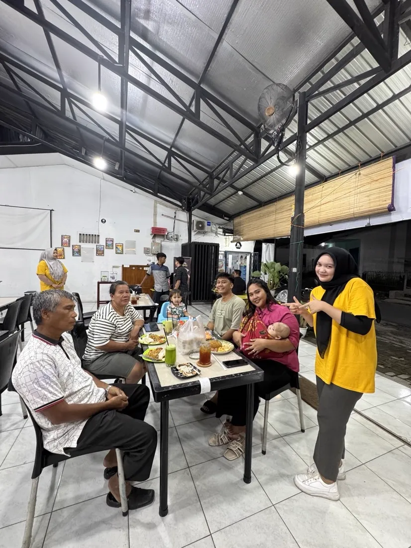 Keluarga tiga generasi makan malam di Jaikopi