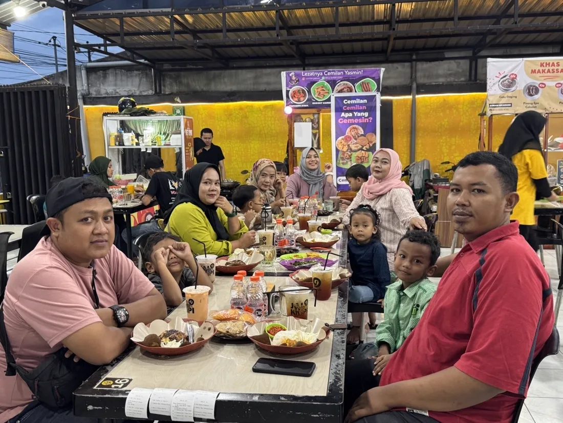 Keluarga dengan anak-anak makan bersama di Jaikopi