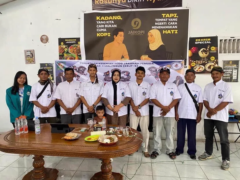 Pengurus Persatuan Kesenian Reog Jaranan Pemuda berfoto di dalam Jaikopi