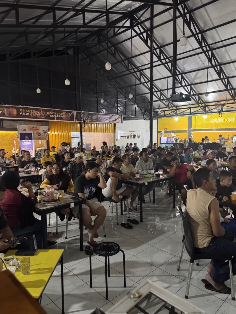 Ruangan Jaikopi penuh penonton nobar bola di layar proyektor